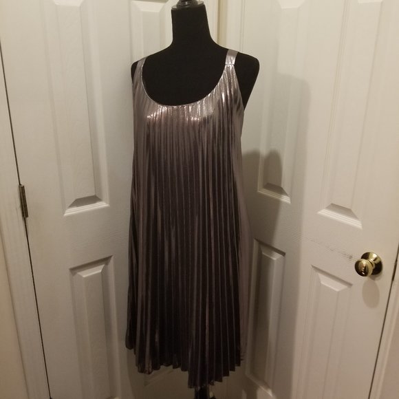 Pleated trapeze styled dress - Picture 2 of 4